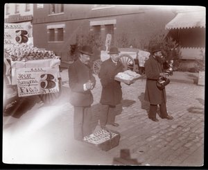 Widok ulicznych sprzedawców fig i innych towarów w pobliżu 6. Alei, Nowy Jork, ok. 1903 r. (odbitka żelatynowa)